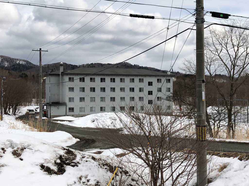 寮の建物を近くから見たところ